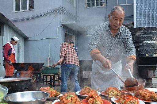 河南大叔做婚宴,16道菜全是肉,看得人直流口水_宴席_农村_标准