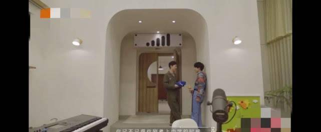 牢记易烊千玺多年前愿望,二人穿同款校服似同班同学_节目_谢娜和_照片