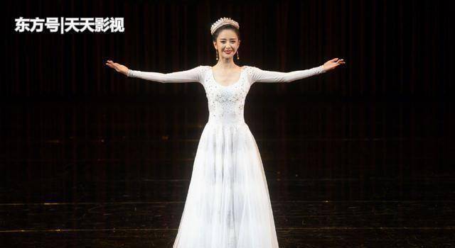 原创不再对朵朵进行隐私保护佟丽娅带儿子上台谢幕朵朵呆萌不怯场