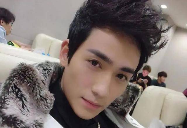 不炒绯闻不靠颜值极少在综艺刷脸朱一龙凭什么走红