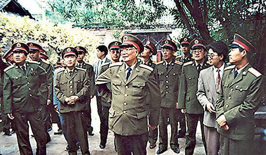 原创此人先被授予中将后又升为上将更牛的是他有四个将军儿子