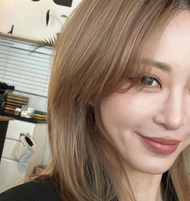 原创韩国知名女星,透露了她对甜甜圈的喜爱_韩艺瑟_时尚_魅力