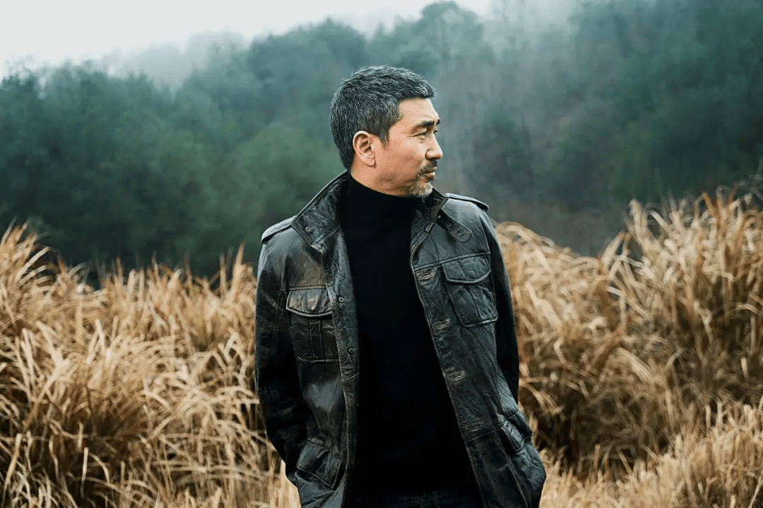 沙宝亮,在舞台上是歌王,是演员,是评委,是主持人,是纪录片的实践者;在