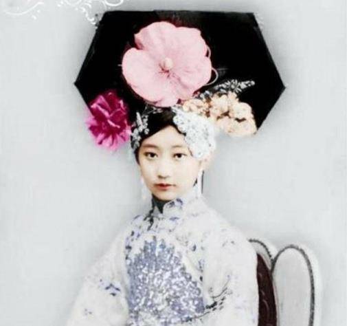 清灭后3个晚清贵族落魄照:铁帽子王拉洋车,最美格格靠救济度日_王敏彤