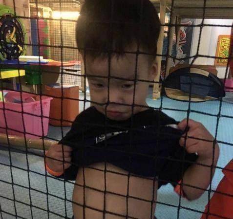 现在吴京做导演做得顺风顺水,老婆贤惠,儿子心爱懂事,能够说家庭和