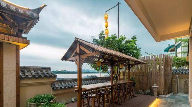 民宿内有超大景观休闲阳台,可坐观远山,星湖,景观如画,坐在这里陪亲人