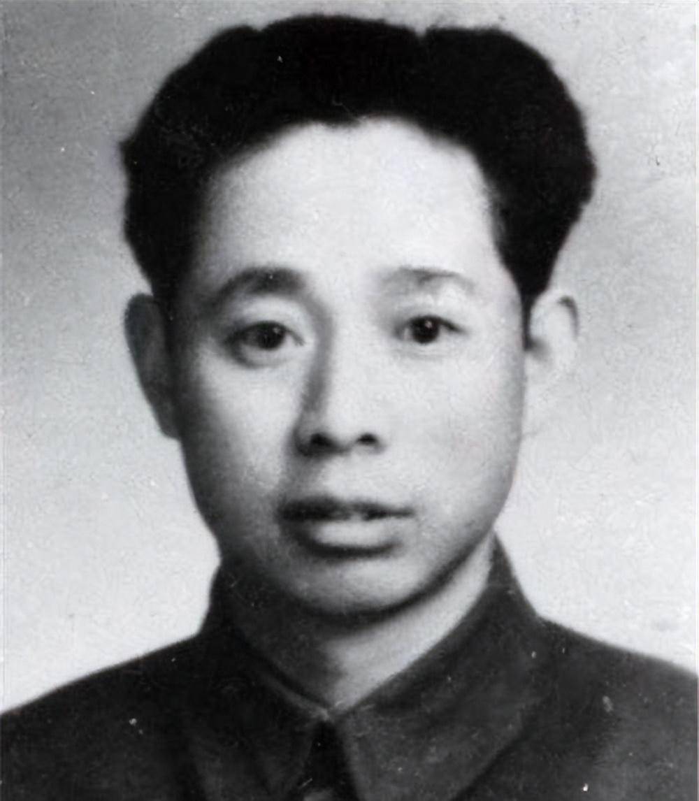 副军长牺牲18年后,邓岳见到其遗孀,严肃道:该把秘密告诉孩子了_张博