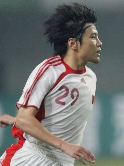 抛开颜值优势,"弯弓射大雕"李金羽在国足前锋史上是什么水平?