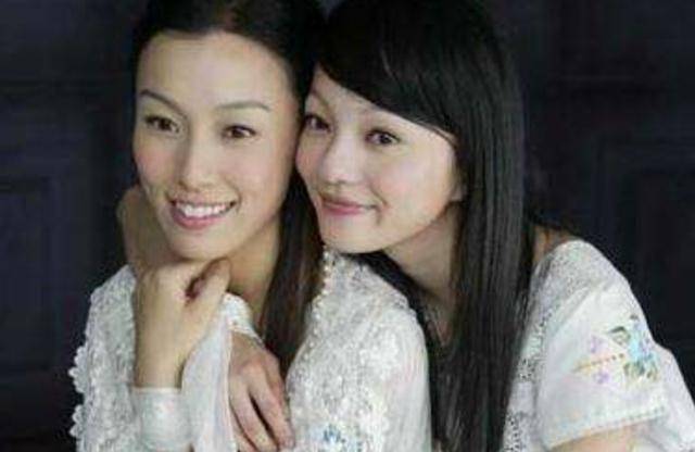 吓得韩红接连后退,等着惊魂初定,韩红指着张韶涵说,可是我喜欢的是她.