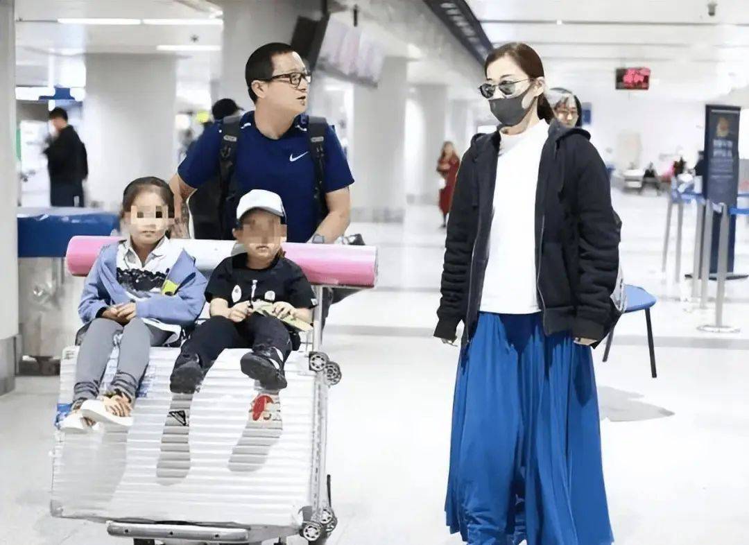 梅婷罕见一家四口走机场穿卫衣半裙如女王小11岁的他像跟班