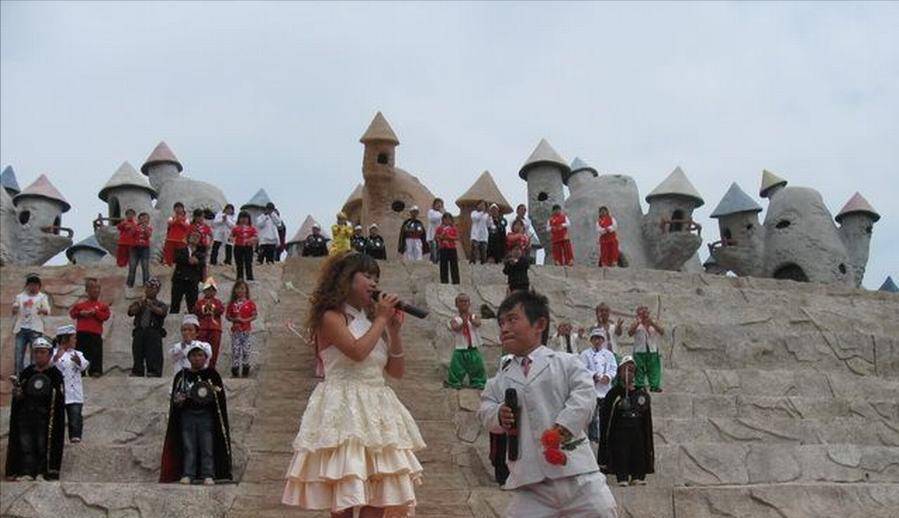 原创昆明的小人国100多人身高都不到13米国王军队一应俱全