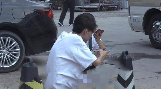 原创被家人连累欠债百万郭德纲徒弟秦霄贤仍潇洒戴名表开豪车出行