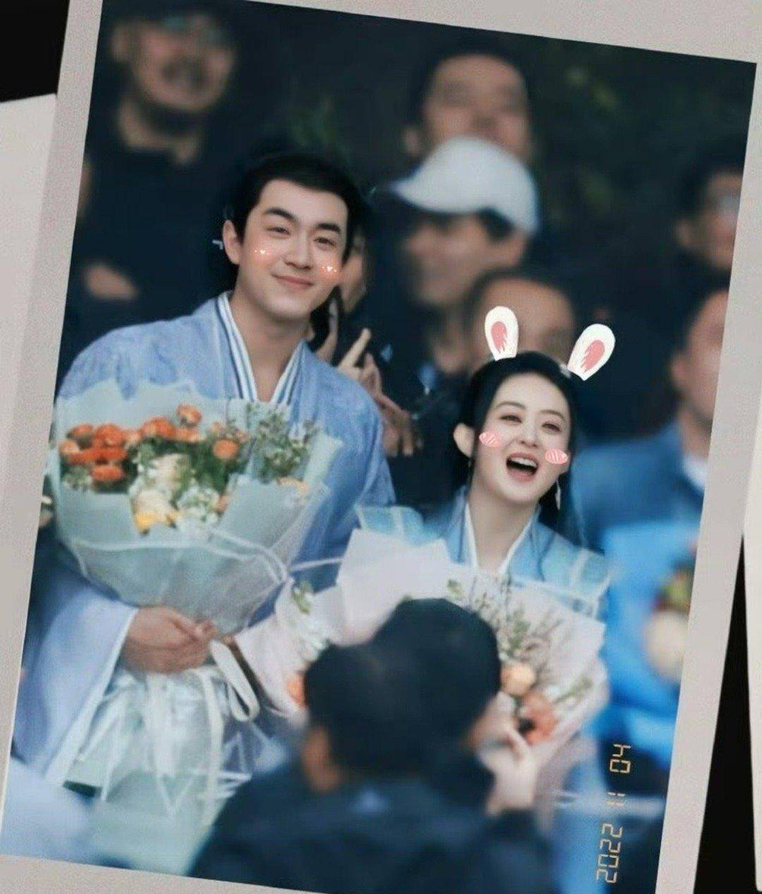 与凤行杀青林更新哭成狗赵丽颖笑着摸摸他的脸拍拍他的头