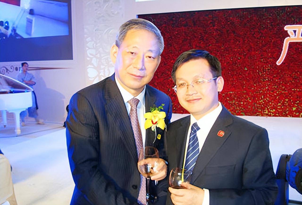 原创中国狂人严介和娶学生180天夷平700座山儿子接下千亿帝国