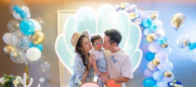 原创安以轩二胎生女女儿娃宝比自己好看老公手抱两娃引妈妈吃醋