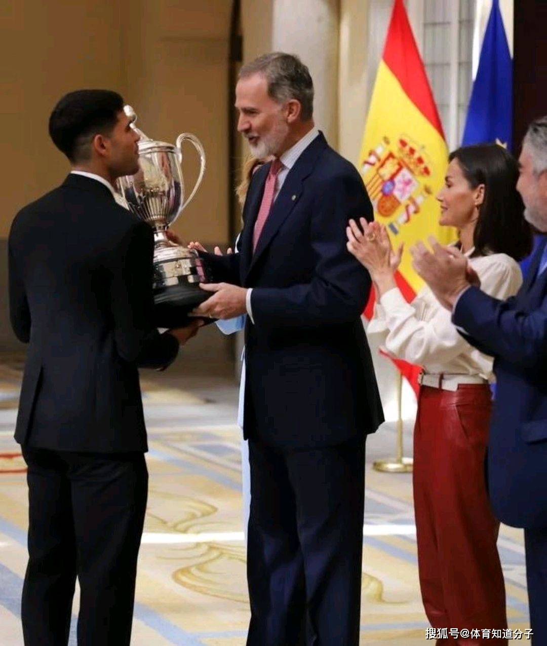 原创国王亲自颁奖20岁阿尔卡拉斯迎高光时刻网友风头盖纳达尔