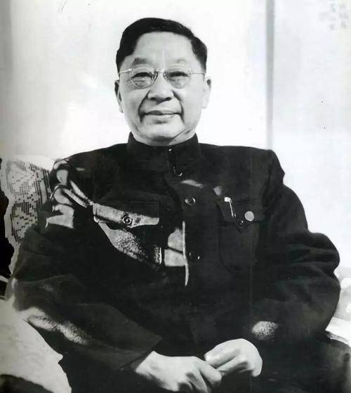 萧军曾回忆最后一次见到老舍时的情景:在灯光下,他血流,脸色苍白,我