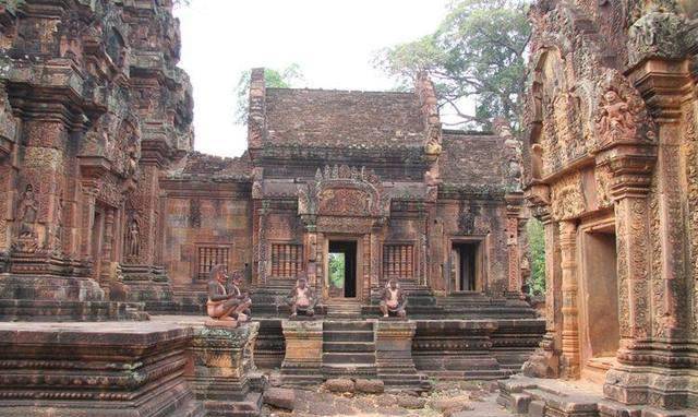 柬埔寨第一任国王是女王,她嫁给敌人,敌人教全国人穿上衣服_柳叶_文明