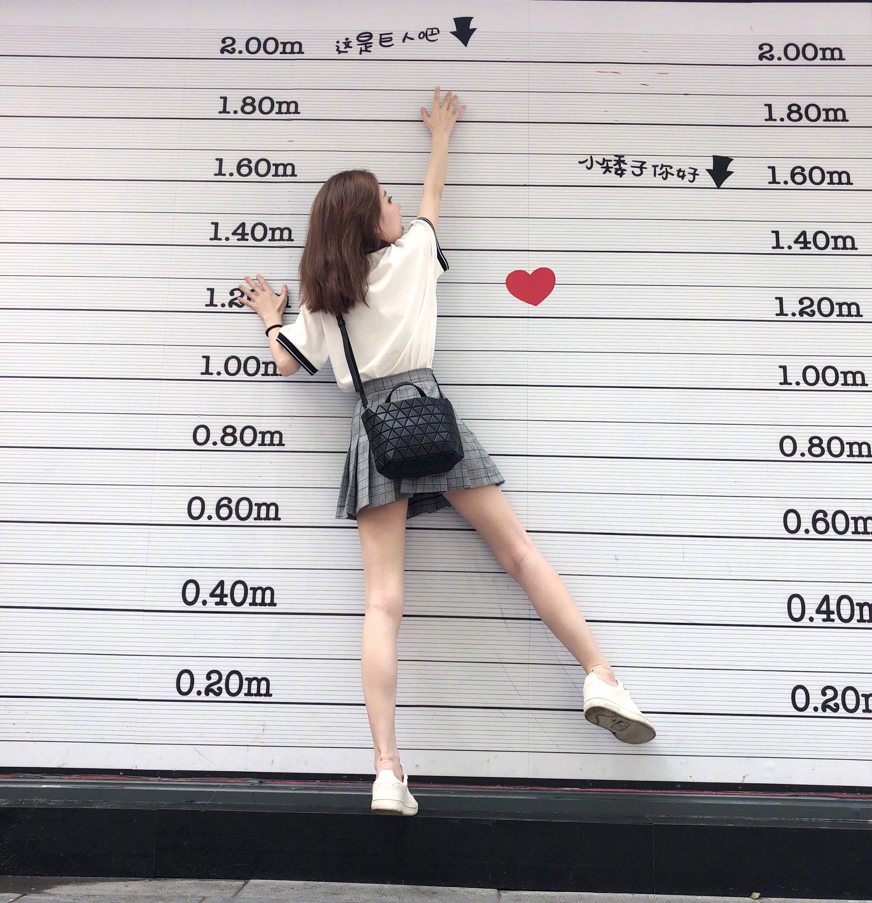 ​冯提莫家中cos提莫,意外暴露真实身高,抬腿那一刻不止一米五