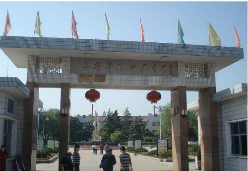 不再疯狂毛坦厂中学万人雨中送考大变样回归教育该有的样子