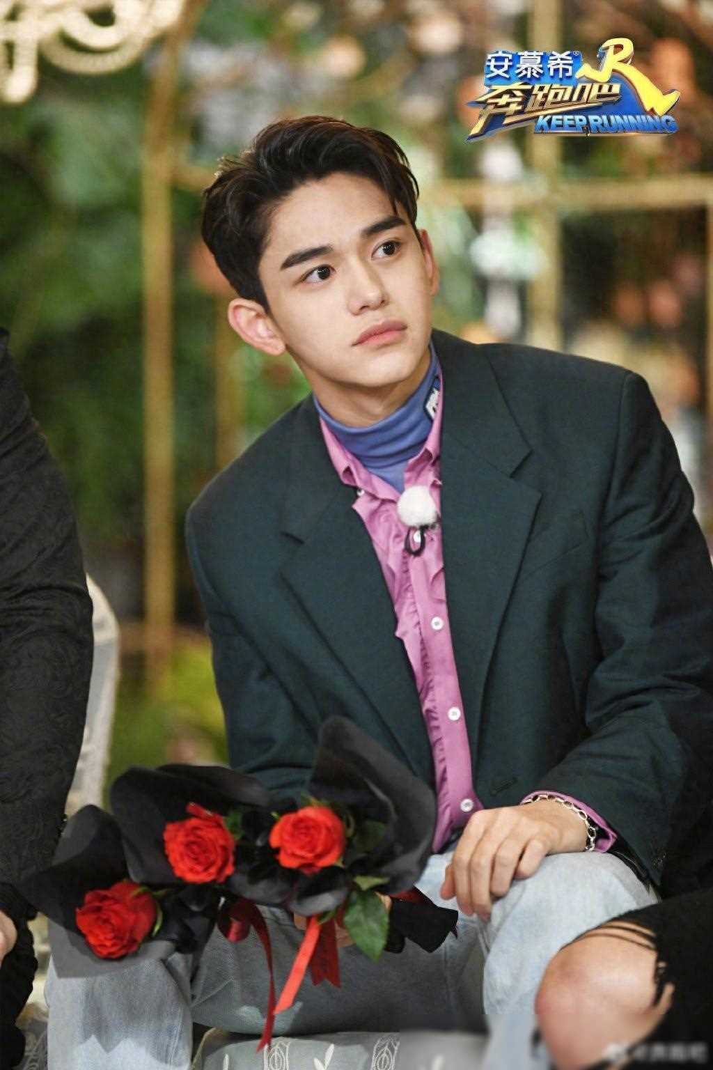 2019年,邓超,鹿晗退出了综艺节目《奔跑吧》,而黄旭熙接过了鹿晗的