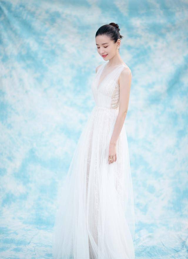 原创被董洁美到一袭彩色挂脖流苏裙秀直角肩蝴蝶背知性优雅又大气