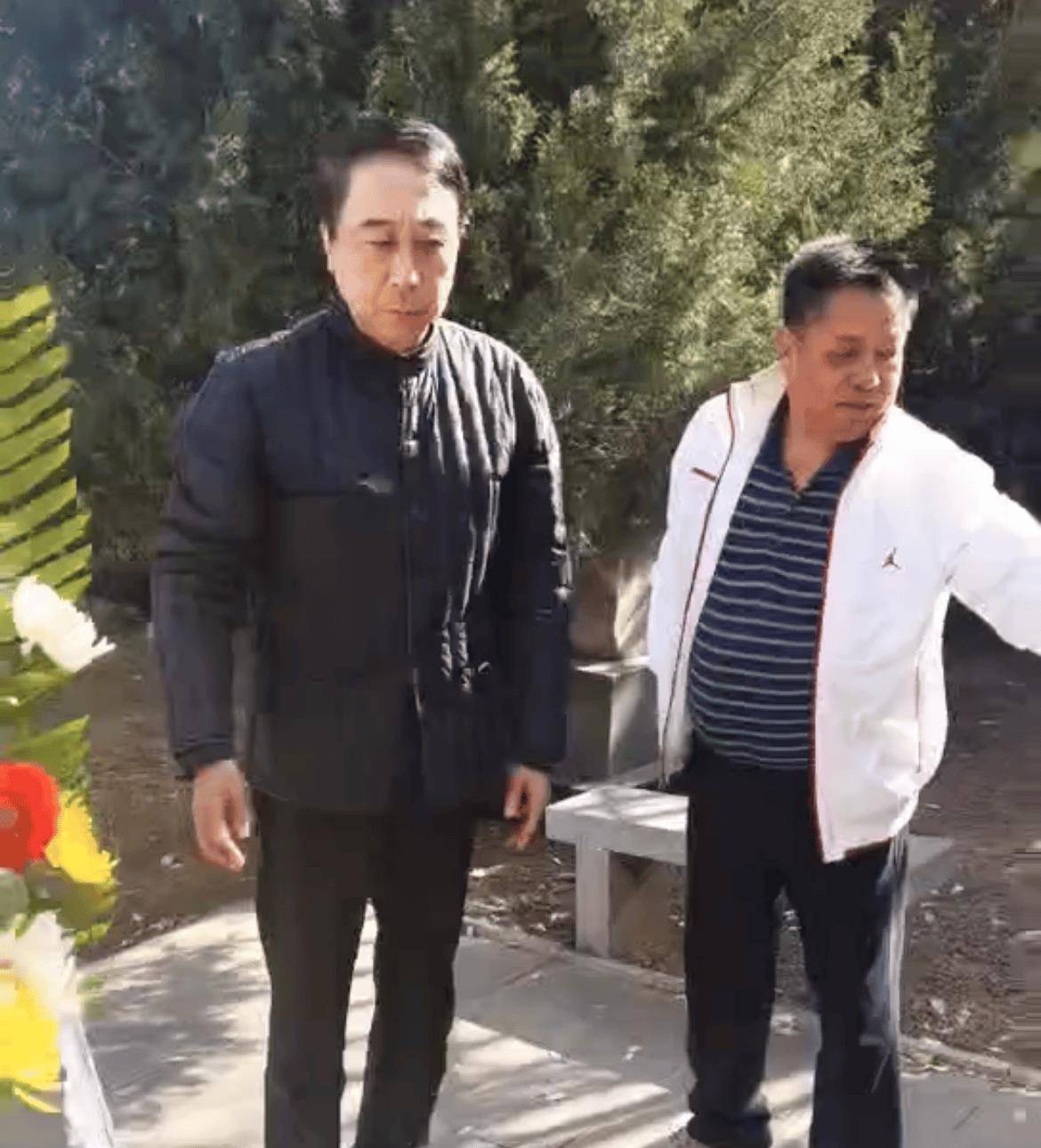 陈佩斯携儿子祭拜父亲!