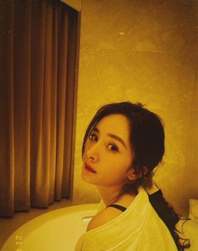 作为她的老板兼好友的杨幂也在生日当天向迪丽热巴送上了生日祝福