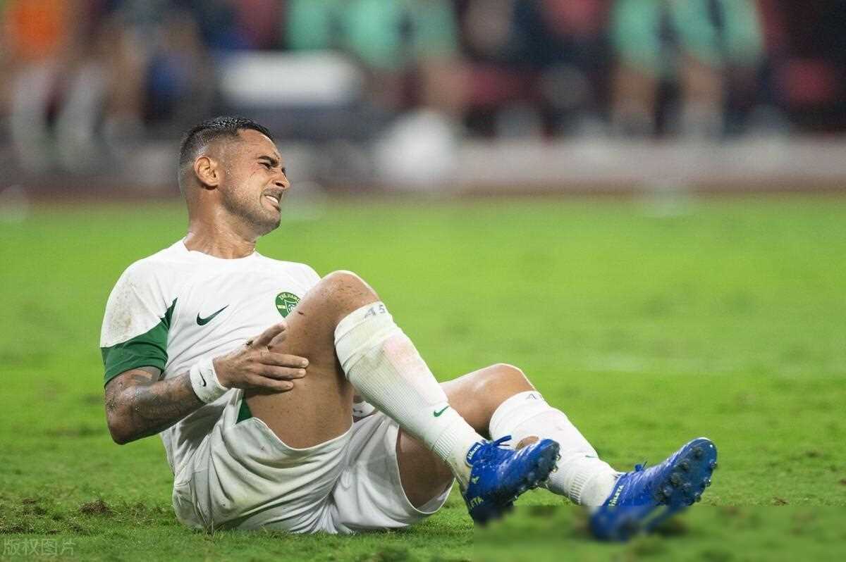 莱昂纳多在浙江队的进球表现离不开穆谢奎在前场的支持和配合.