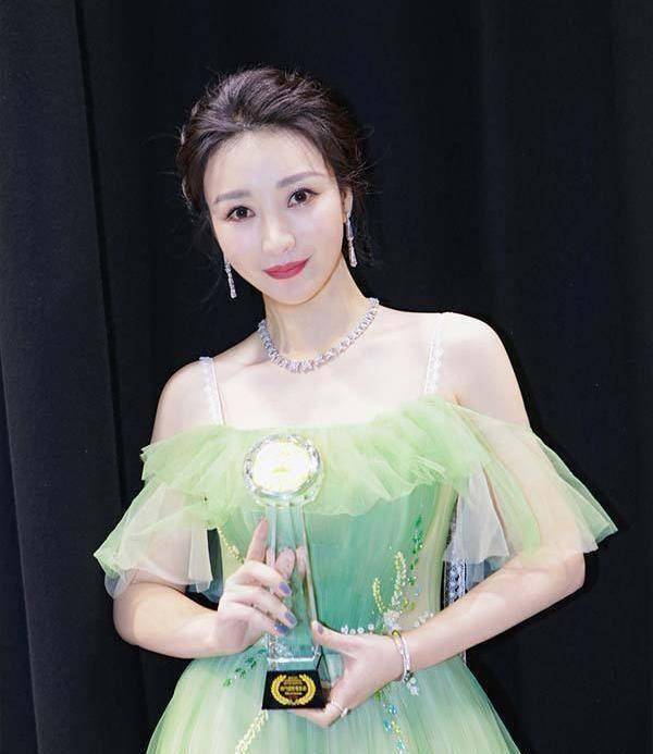 原创被陈凯歌骂当伴娘被婚闹如今41岁的柳岩终于给自己争了口气