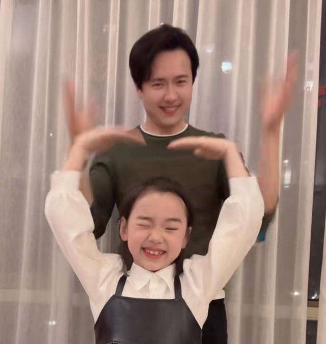 原创高云翔现身前妻家女儿出镜化解尴尬模样引热议神似沈腾