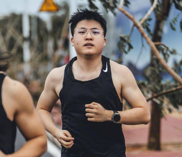 卢本伟近况,财富自由正在享受生活,体重快赶上pdd了_直播_uzi_事件