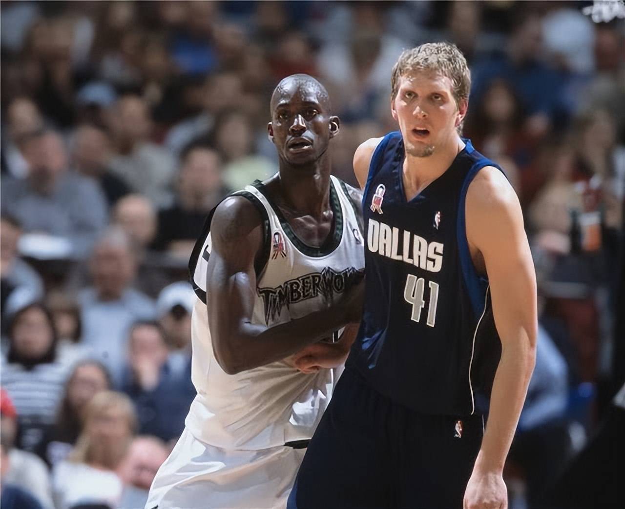 最早的高中生球员,摩西马龙有着出色的身体天赋,高中毕业后就进入职业