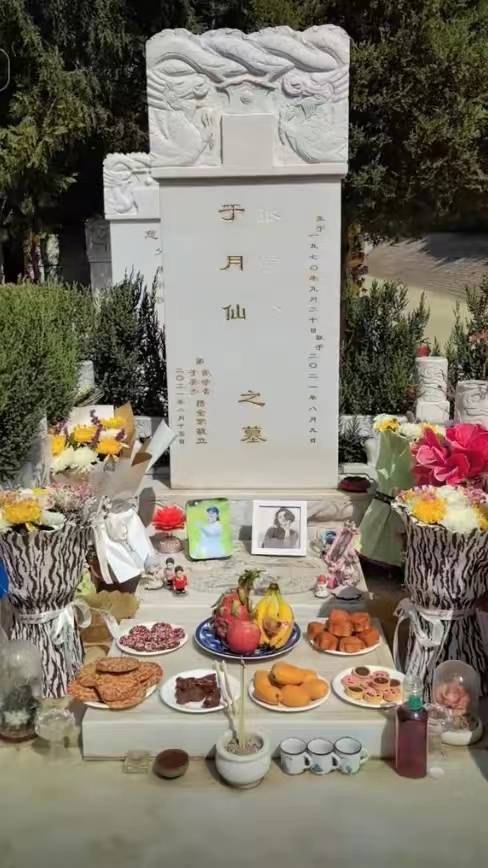 于月仙丈夫清明祭拜亡妻!墓前疑澄清抢遗产传言,贡品彰显深情