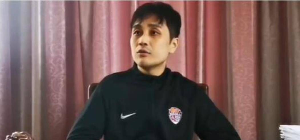 原创青岛德比乔伟光徐尙赛前相谈甚欢球员拉横幅球迷为一座城