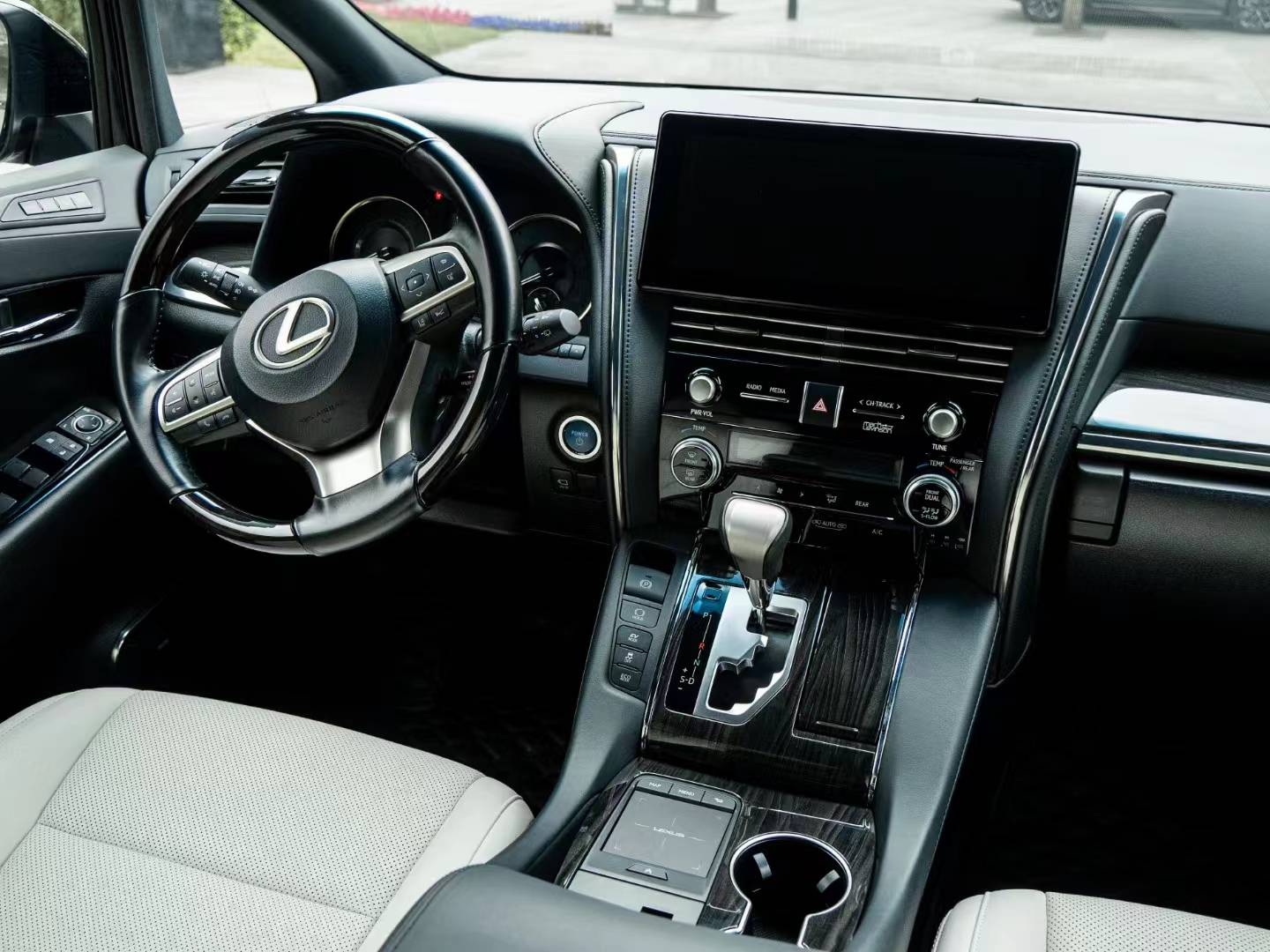 内饰质感以及乘坐舒适性胜过操控,毕竟,它和埃尔法一样,都是"保姆车"