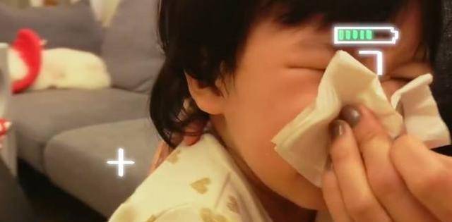 波妞咳嗽还打喷嚏咘咘帮忙拍后背还提醒贾静雯不要拍照了