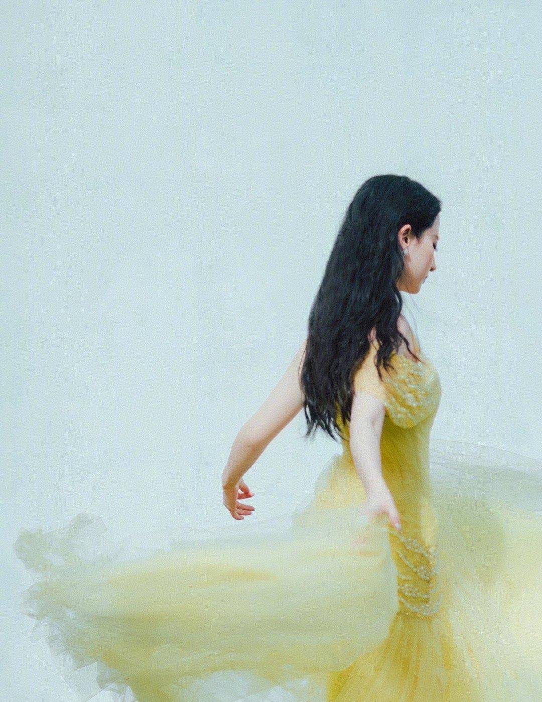 原创刘亦菲素颜出镜穿条纹睡衣像病号服和好友一起聚餐喝红酒