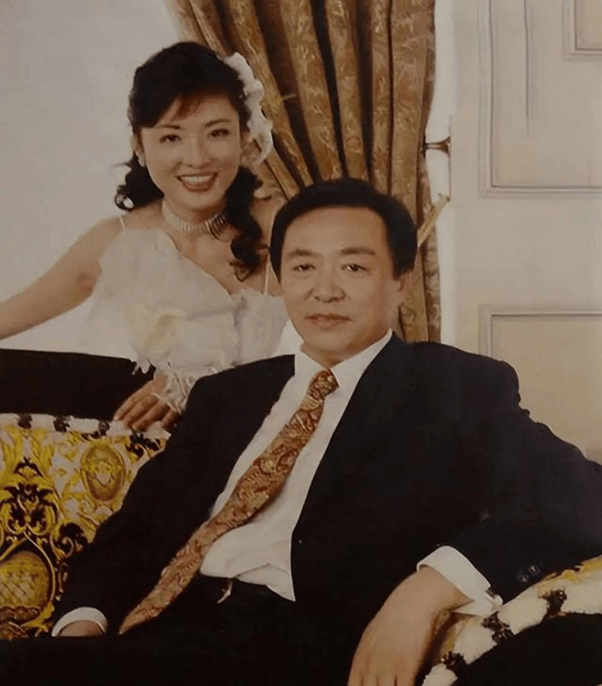 抛弃初恋嫁百亿富豪,退出央视转身成国企老总,周涛的人生有离谱