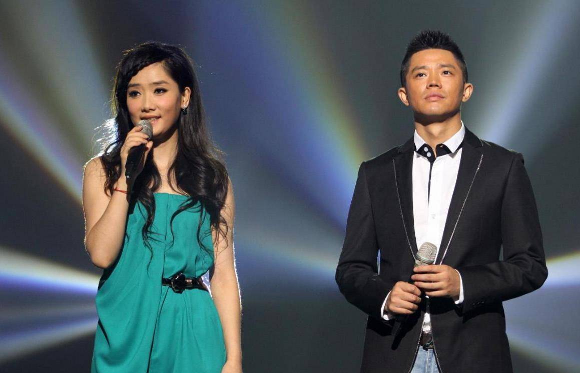 没签约公司和没爆红之前,曾毅负责演出背后的大小事务,因此他每次唱得