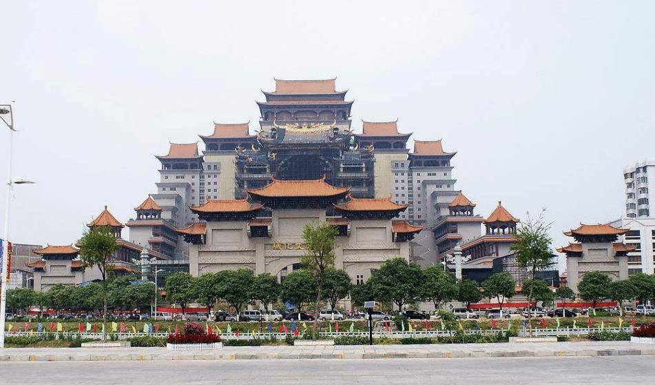 云天宫与其说是一座建筑,不如说是一座小型的城市,它就建造一块十分