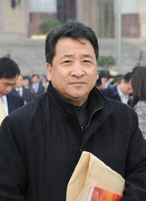 背后都是父爱:姜昆掐断女儿明星梦,却带养子上舞台_相声_姜珊_父亲