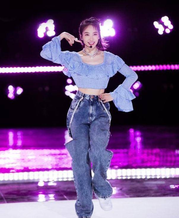 宋茜真是时尚种草机一袭黑色针织裙大秀a4腰火辣身材更是致命