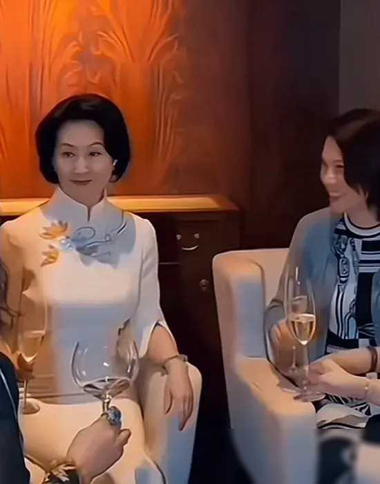 岁月中的优雅交锋:何超琼与董明珠同框时的气场与气质_陈百强_张国荣