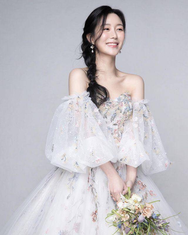 李多寅晒结婚照,庆祝和李升基结婚一周年,她首次公开女儿的照片_成为