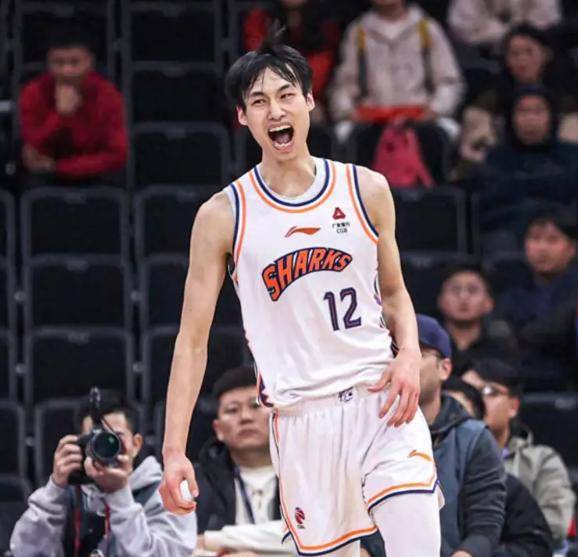 郭昊文现身海报上海队备战浙江季后赛迎首钢挑战