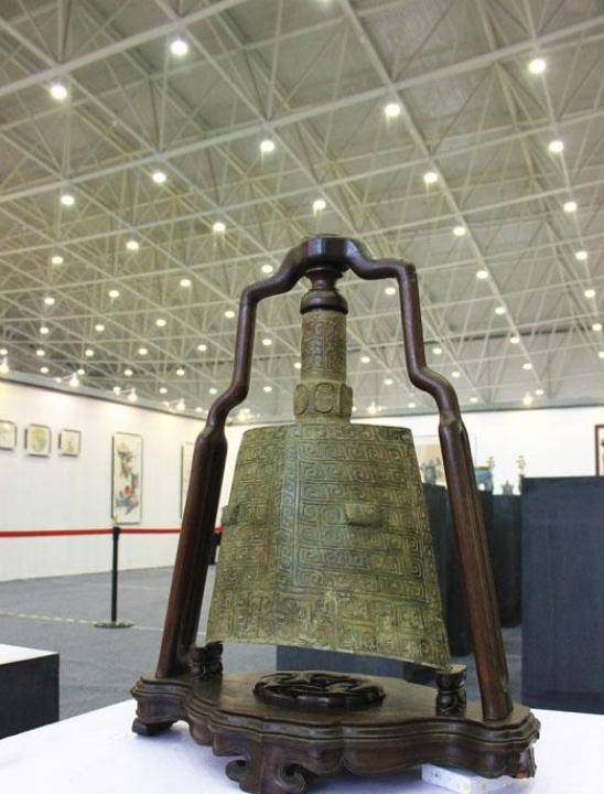 这件巨大的青铜器跟四羊方尊一样,是单独被发现的,并没有成批地发现