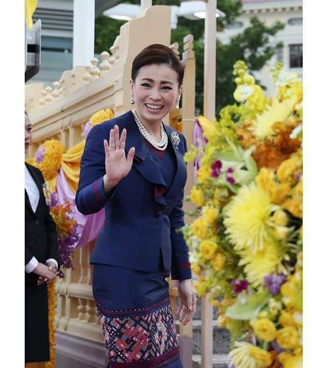 苏提达挂满勋章亮相重现"女将军"风范!诗妮娜"兰纳"装更夺目