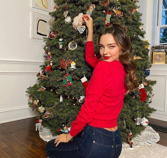 米兰达可儿晒照庆祝小开花11岁生日!白衬衫配红裙,超模范真迷人