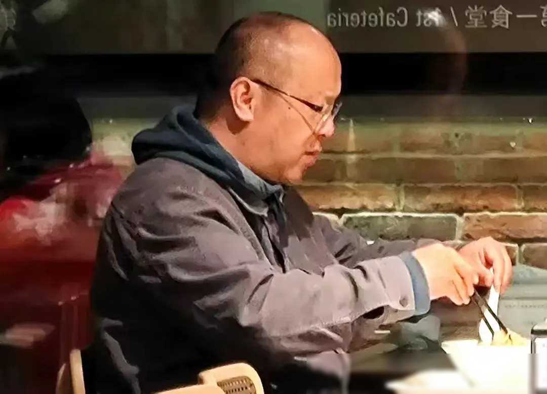 55岁窦唯发福露面秃顶变化大到灵隐寺溜达